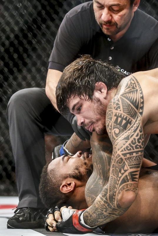 Imagens do UFC Fight Night 58, em Barueri - Erick Silva (bermuda branca) venceu Mike Rhodes por finalizao a 1m15s do primeiro round