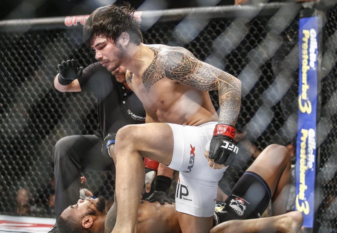 Imagens do UFC Fight Night 58, em Barueri - Erick Silva (bermuda branca) venceu Mike Rhodes por finalizao a 1m15s do primeiro round