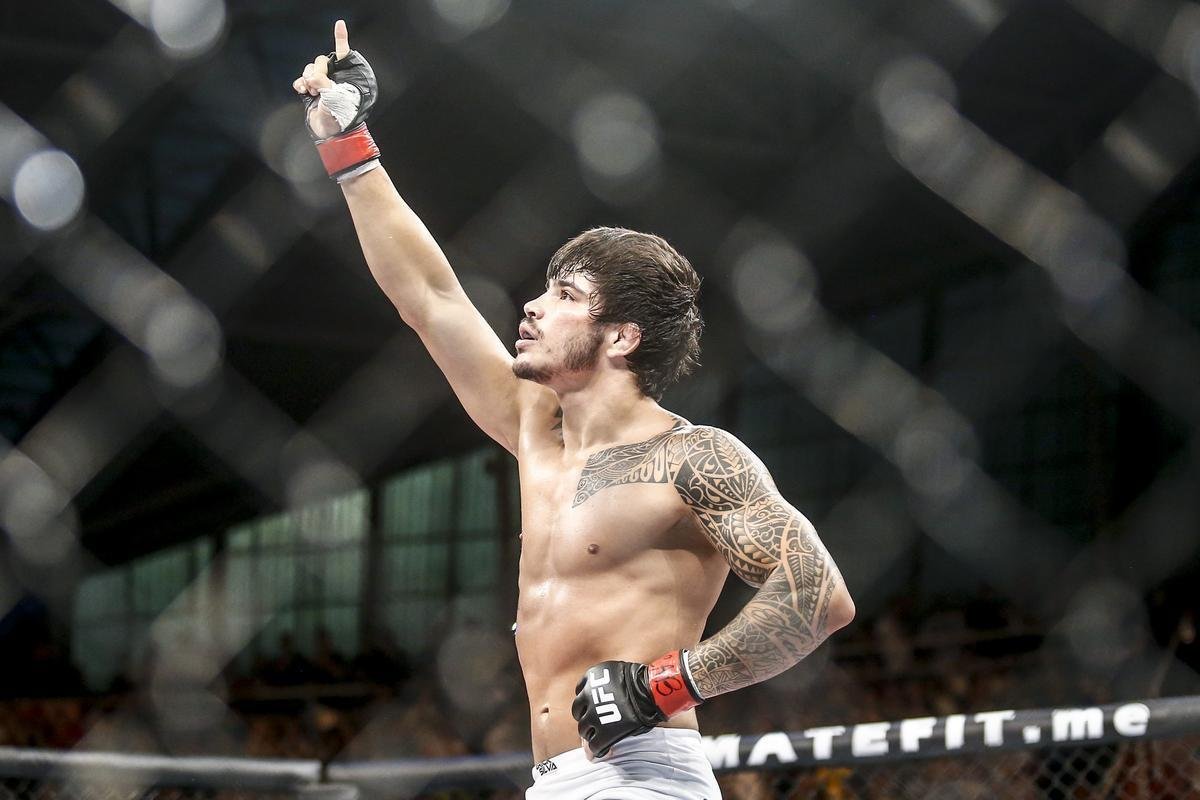 Imagens do UFC Fight Night 58, em Barueri - Erick Silva (bermuda branca) venceu Mike Rhodes por finalizao a 1m15s do primeiro round