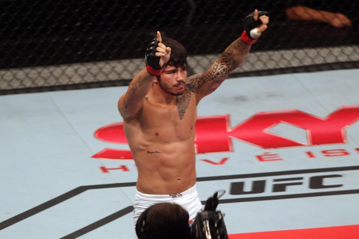Imagens do UFC Fight Night 58, em Barueri - Erick Silva (bermuda branca) venceu Mike Rhodes por finalizao a 1m15s do primeiro round