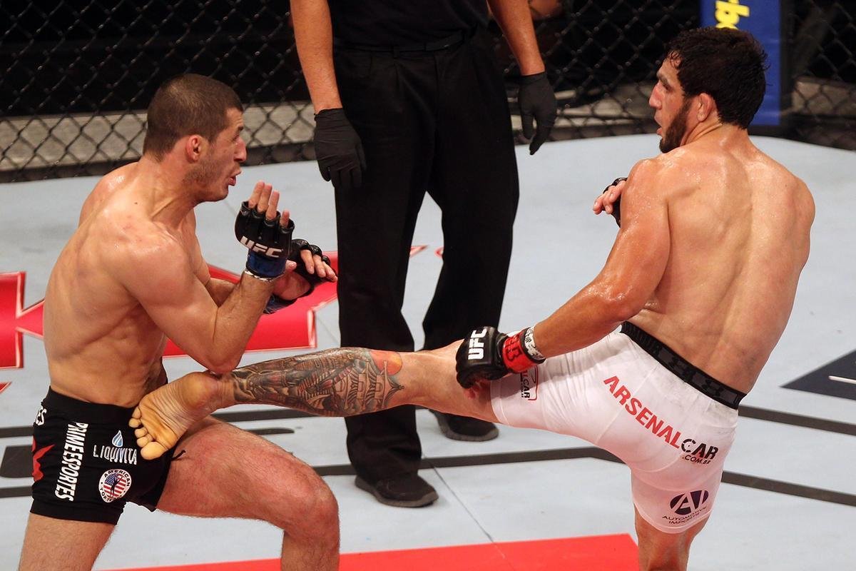 Imagens do UFC Fight Night 58, em Barueri - Rashid Magomedov (bermuda preta) venceu Elias Silvrio por nocaute tcnico aos 4m57s do terceiro round