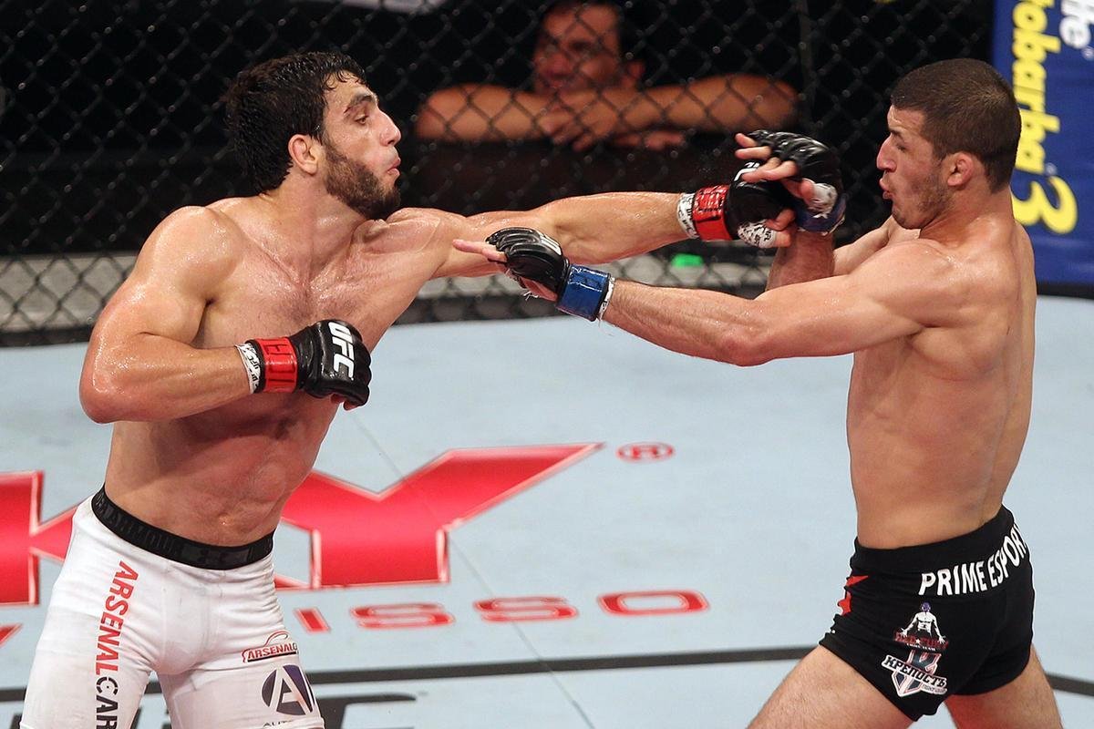 Imagens do UFC Fight Night 58, em Barueri - Rashid Magomedov (bermuda preta) venceu Elias Silvrio por nocaute tcnico aos 4m57s do terceiro round