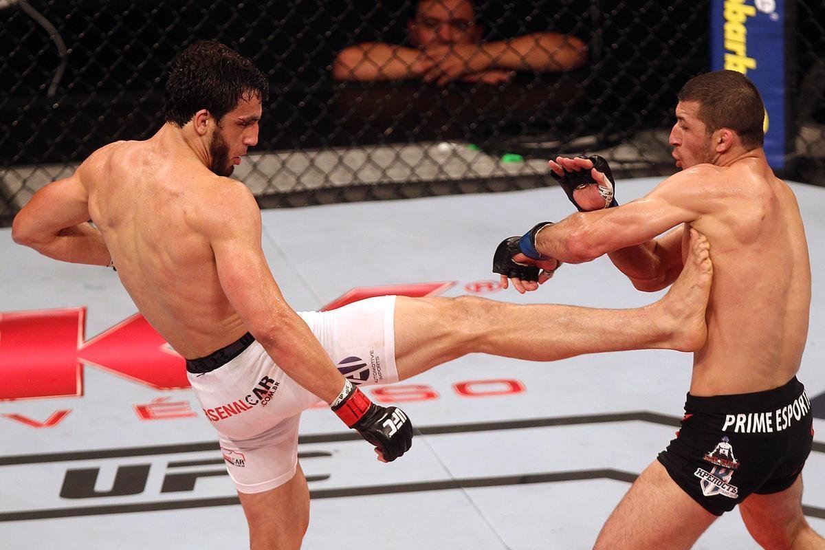 Imagens do UFC Fight Night 58, em Barueri - Rashid Magomedov (bermuda preta) venceu Elias Silvrio por nocaute tcnico aos 4m57s do terceiro round
