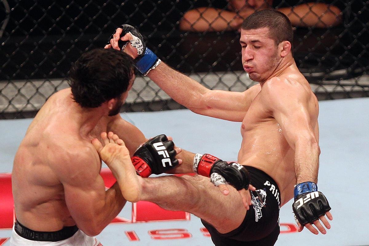 Imagens do UFC Fight Night 58, em Barueri - Rashid Magomedov (bermuda preta) venceu Elias Silvrio por nocaute tcnico aos 4m57s do terceiro round