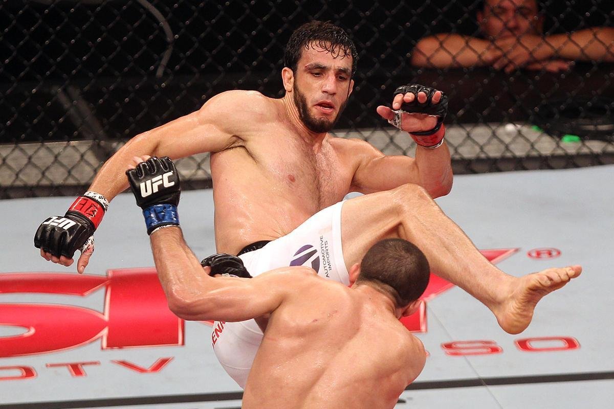 Imagens do UFC Fight Night 58, em Barueri - Rashid Magomedov (bermuda preta) venceu Elias Silvrio por nocaute tcnico aos 4m57s do terceiro round