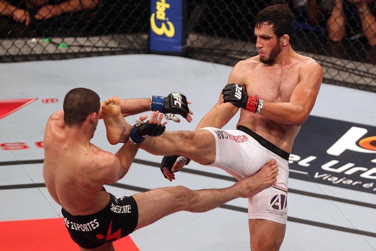 Imagens do UFC Fight Night 58, em Barueri - Rashid Magomedov (bermuda preta) venceu Elias Silvrio por nocaute tcnico aos 4m57s do terceiro round