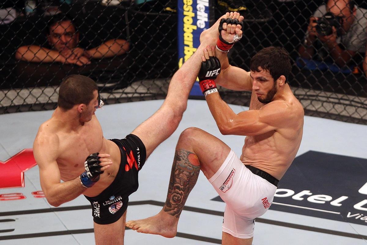 Imagens do UFC Fight Night 58, em Barueri - Rashid Magomedov (bermuda preta) venceu Elias Silvrio por nocaute tcnico aos 4m57s do terceiro round