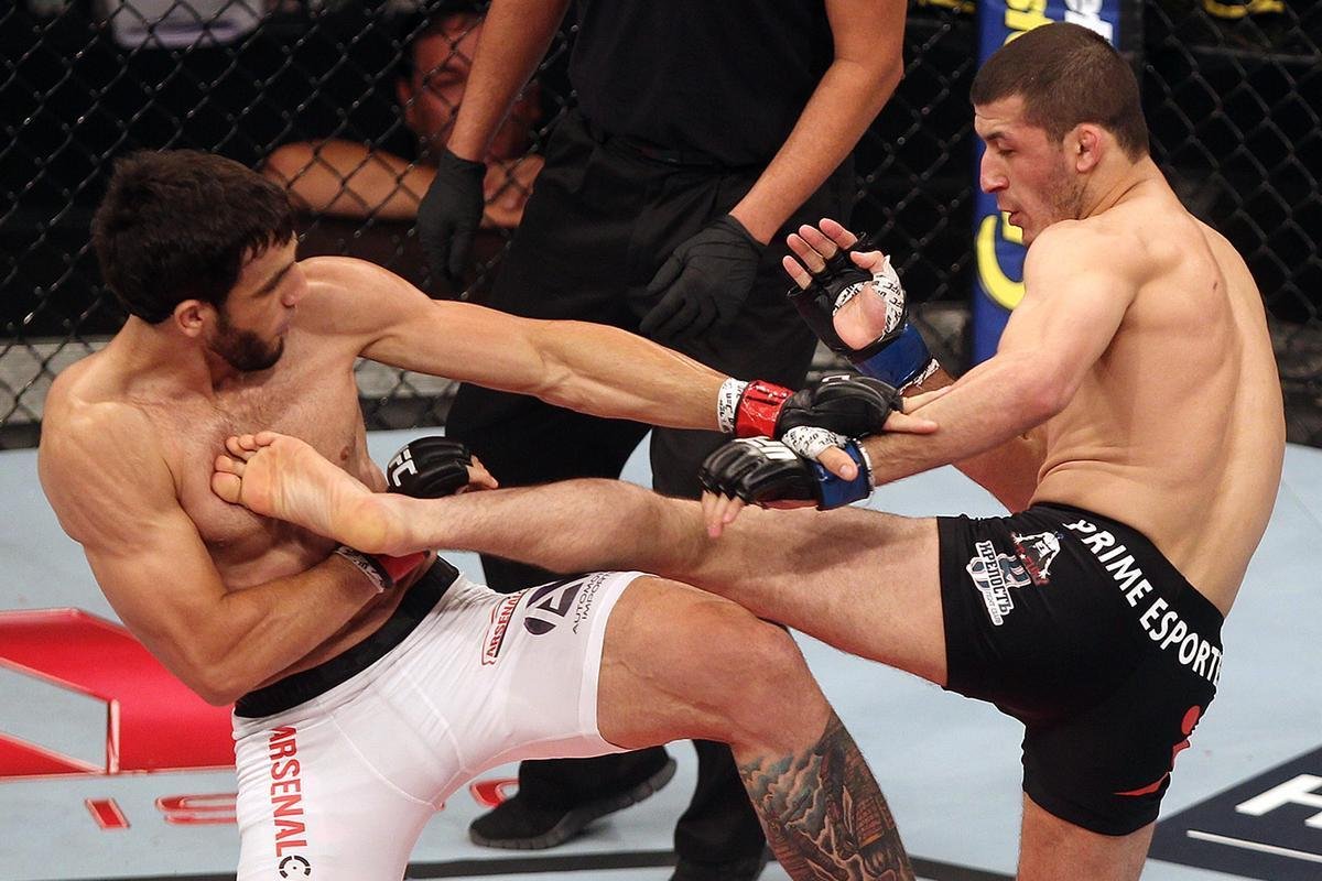 Imagens do UFC Fight Night 58, em Barueri - Rashid Magomedov (bermuda preta) venceu Elias Silvrio por nocaute tcnico aos 4m57s do terceiro round