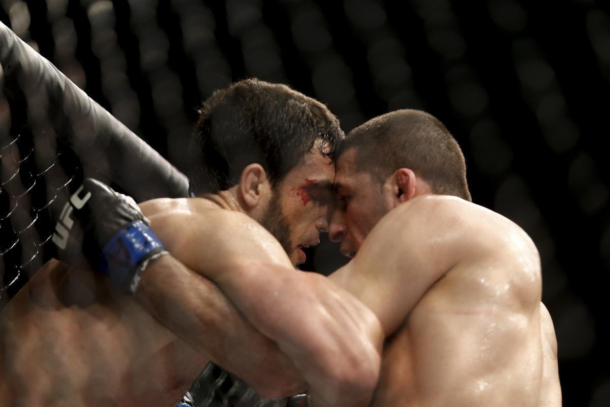 Imagens do UFC Fight Night 58, em Barueri - Rashid Magomedov (bermuda preta) venceu Elias Silvrio por nocaute tcnico aos 4m57s do terceiro round