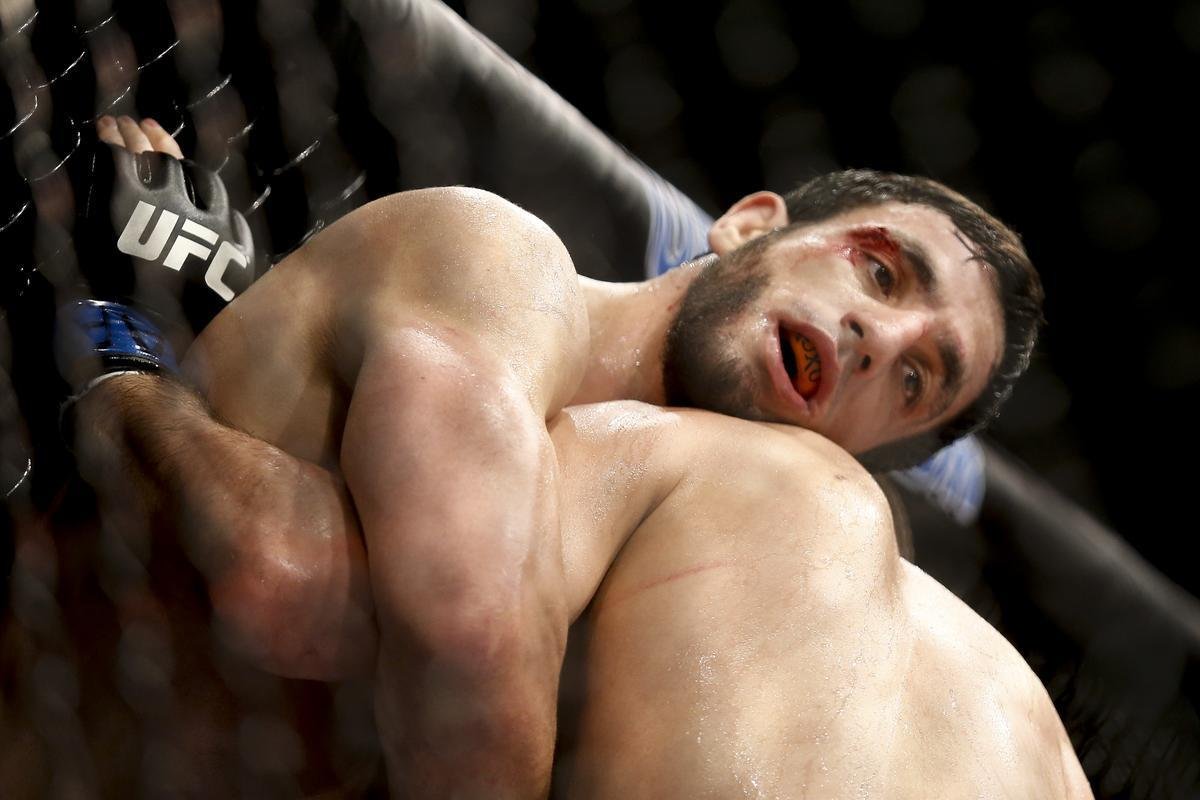 Imagens do UFC Fight Night 58, em Barueri - Rashid Magomedov (bermuda preta) venceu Elias Silvrio por nocaute tcnico aos 4m57s do terceiro round