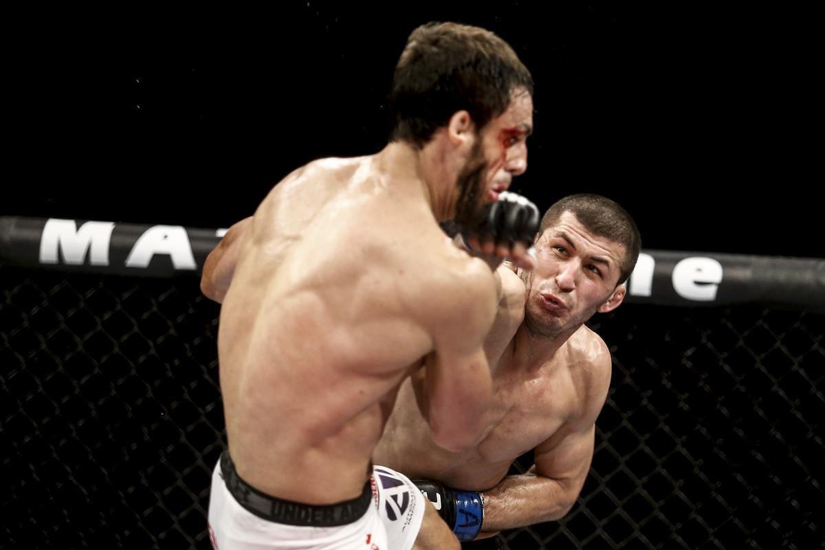 Imagens do UFC Fight Night 58, em Barueri - Rashid Magomedov (bermuda preta) venceu Elias Silvrio por nocaute tcnico aos 4m57s do terceiro round