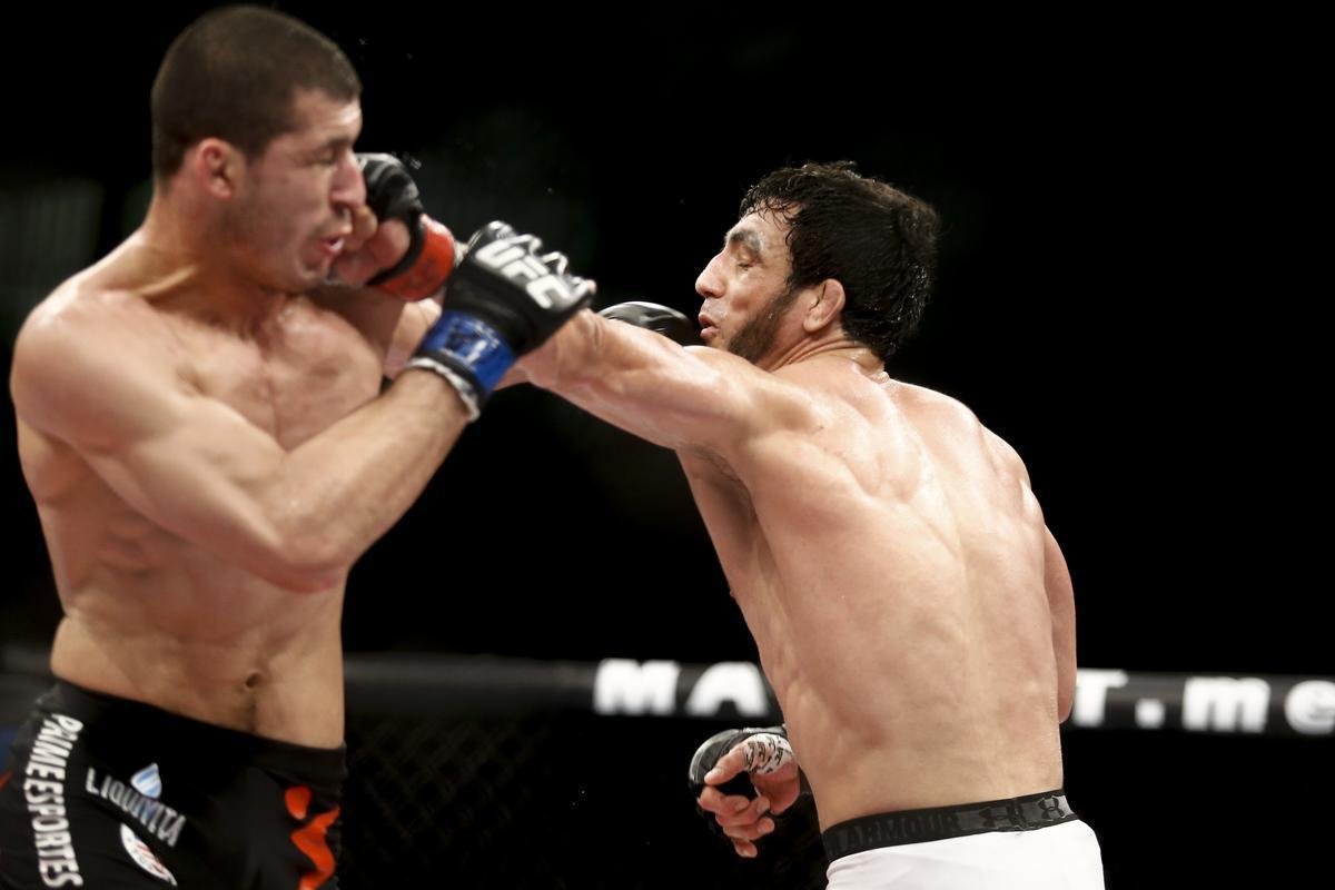 Imagens do UFC Fight Night 58, em Barueri - Rashid Magomedov (bermuda preta) venceu Elias Silvrio por nocaute tcnico aos 4m57s do terceiro round