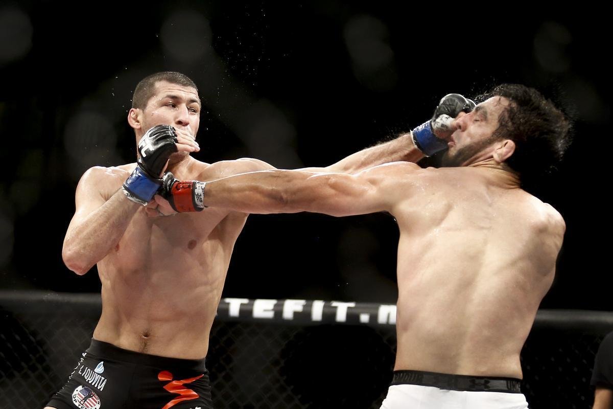 Imagens do UFC Fight Night 58, em Barueri - Rashid Magomedov (bermuda preta) venceu Elias Silvrio por nocaute tcnico aos 4m57s do terceiro round