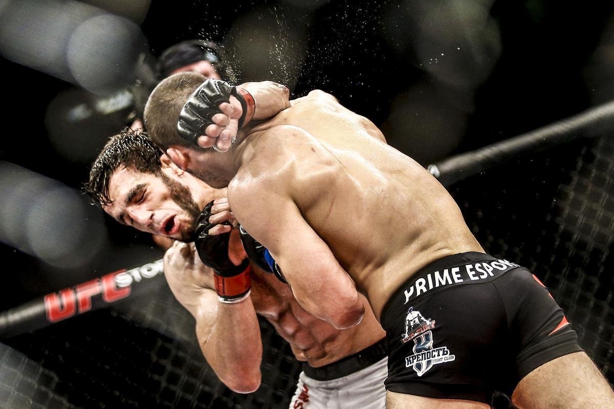 Imagens do UFC Fight Night 58, em Barueri - Rashid Magomedov (bermuda preta) venceu Elias Silvrio por nocaute tcnico aos 4m57s do terceiro round