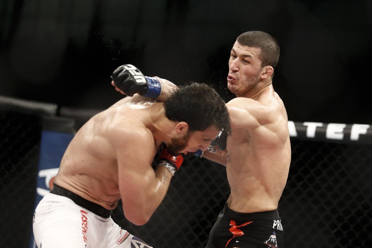 Imagens do UFC Fight Night 58, em Barueri - Rashid Magomedov (bermuda preta) venceu Elias Silvrio por nocaute tcnico aos 4m57s do terceiro round