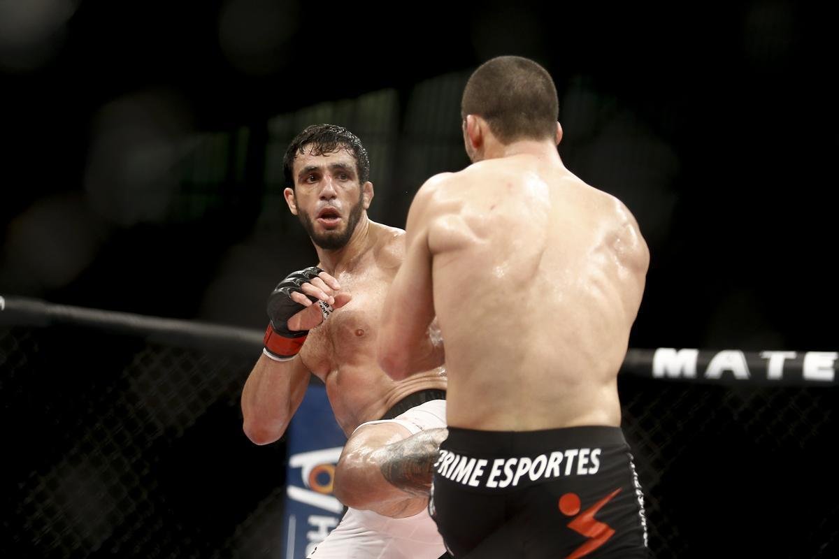Imagens do UFC Fight Night 58, em Barueri - Rashid Magomedov (bermuda preta) venceu Elias Silvrio por nocaute tcnico aos 4m57s do terceiro round