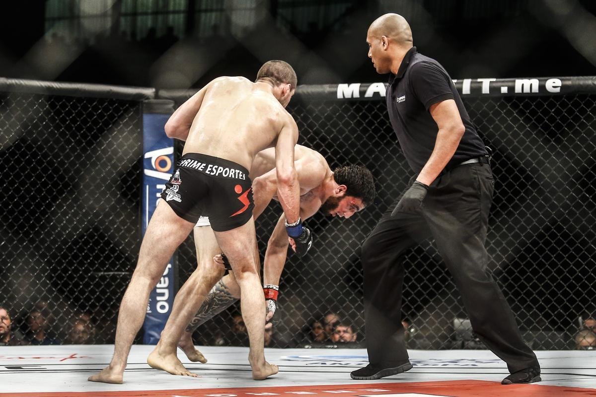 Imagens do UFC Fight Night 58, em Barueri - Rashid Magomedov (bermuda preta) venceu Elias Silvrio por nocaute tcnico aos 4m57s do terceiro round