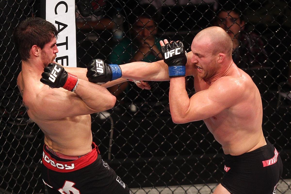 Imagens do UFC Fight Night 58, em Barueri - Patrick Cummins (bermuda preta) venceu Antnio Cara de Sapato por deciso unnime