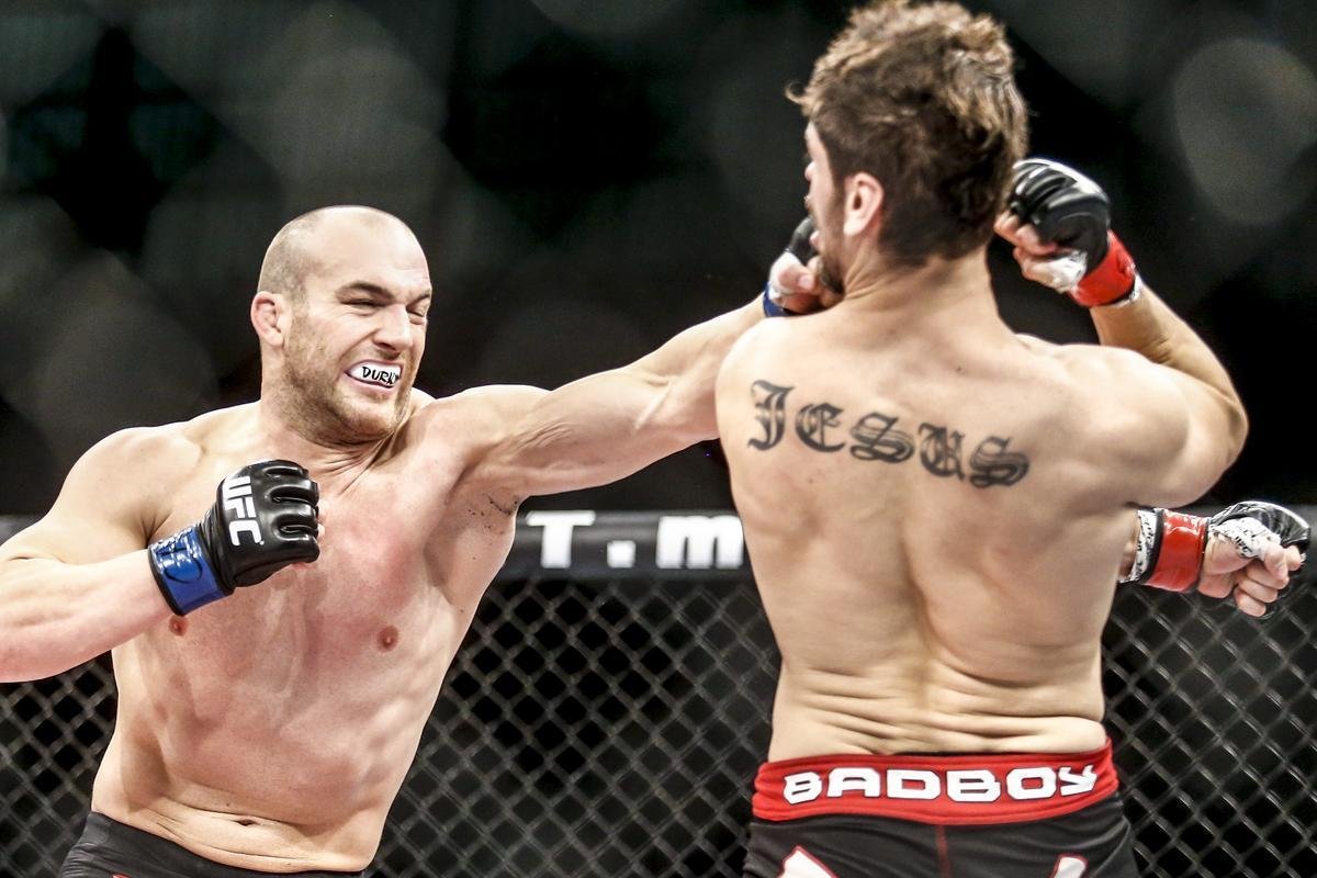 Imagens do UFC Fight Night 58, em Barueri - Patrick Cummins (bermuda preta) venceu Antnio Cara de Sapato por deciso unnime