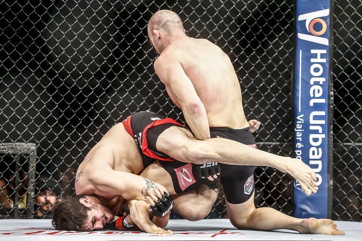 Imagens do UFC Fight Night 58, em Barueri - Patrick Cummins (bermuda preta) venceu Antnio Cara de Sapato por deciso unnime