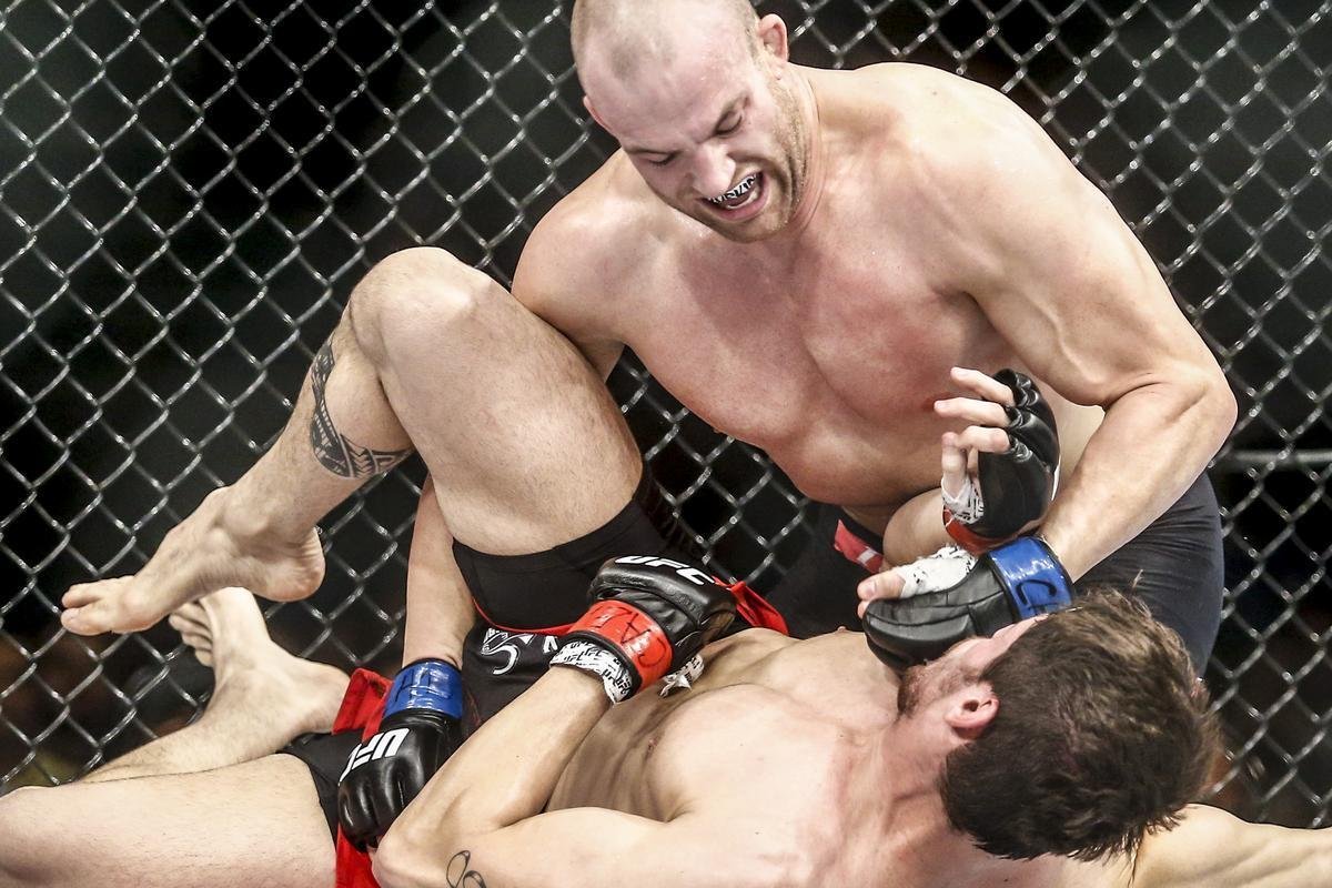 Imagens do UFC Fight Night 58, em Barueri - Patrick Cummins (bermuda preta) venceu Antnio Cara de Sapato por deciso unnime