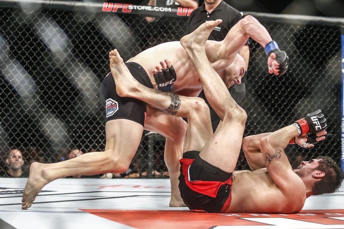 Imagens do UFC Fight Night 58, em Barueri - Patrick Cummins (bermuda preta) venceu Antnio Cara de Sapato por deciso unnime