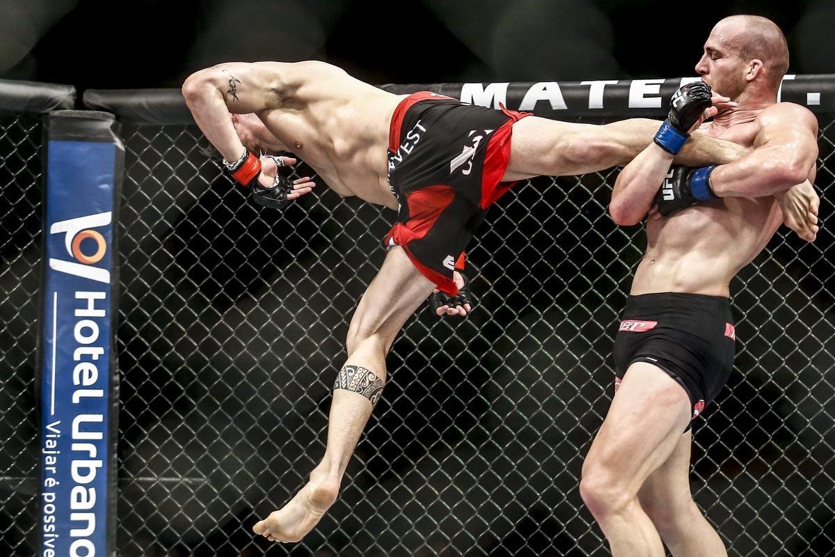 Imagens do UFC Fight Night 58, em Barueri - Patrick Cummins (bermuda preta) venceu Antnio Cara de Sapato por deciso unnime