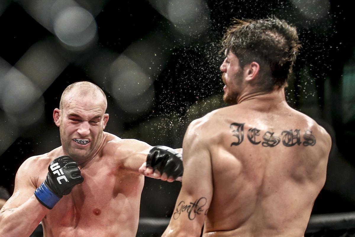 Imagens do UFC Fight Night 58, em Barueri - Patrick Cummins (bermuda preta) venceu Antnio Cara de Sapato por deciso unnime