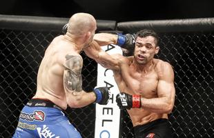 Imagens do UFC Fight Night 58, em Barueri - Renan Baro (bermuda preta) venceu Mitch Gagnon por finalizao aos 3m53s do terceiro round