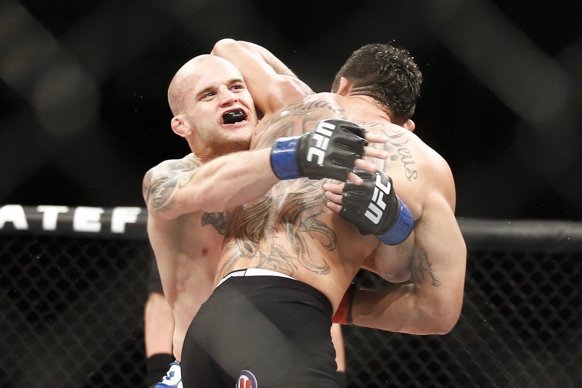 Imagens do UFC Fight Night 58, em Barueri - Renan Baro (bermuda preta) venceu Mitch Gagnon por finalizao aos 3m53s do terceiro round