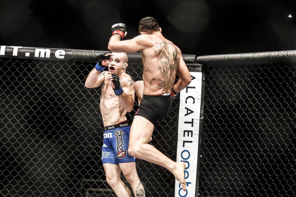Imagens do UFC Fight Night 58, em Barueri - Renan Baro (bermuda preta) venceu Mitch Gagnon por finalizao aos 3m53s do terceiro round