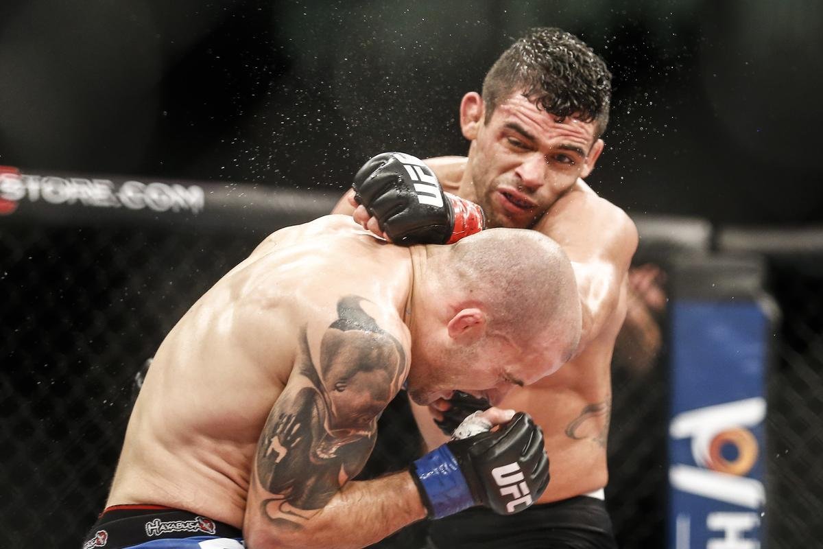 Imagens do UFC Fight Night 58, em Barueri - Renan Baro (bermuda preta) venceu Mitch Gagnon por finalizao aos 3m53s do terceiro round