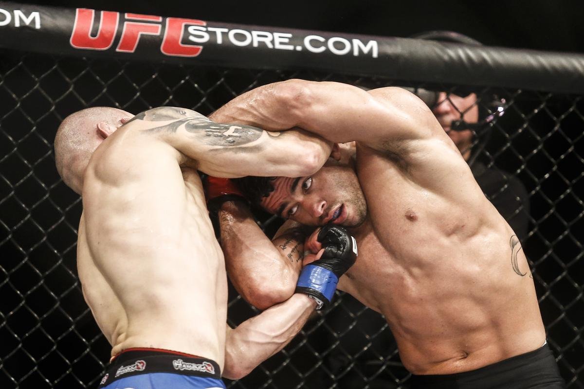 Imagens do UFC Fight Night 58, em Barueri - Renan Baro (bermuda preta) venceu Mitch Gagnon por finalizao aos 3m53s do terceiro round