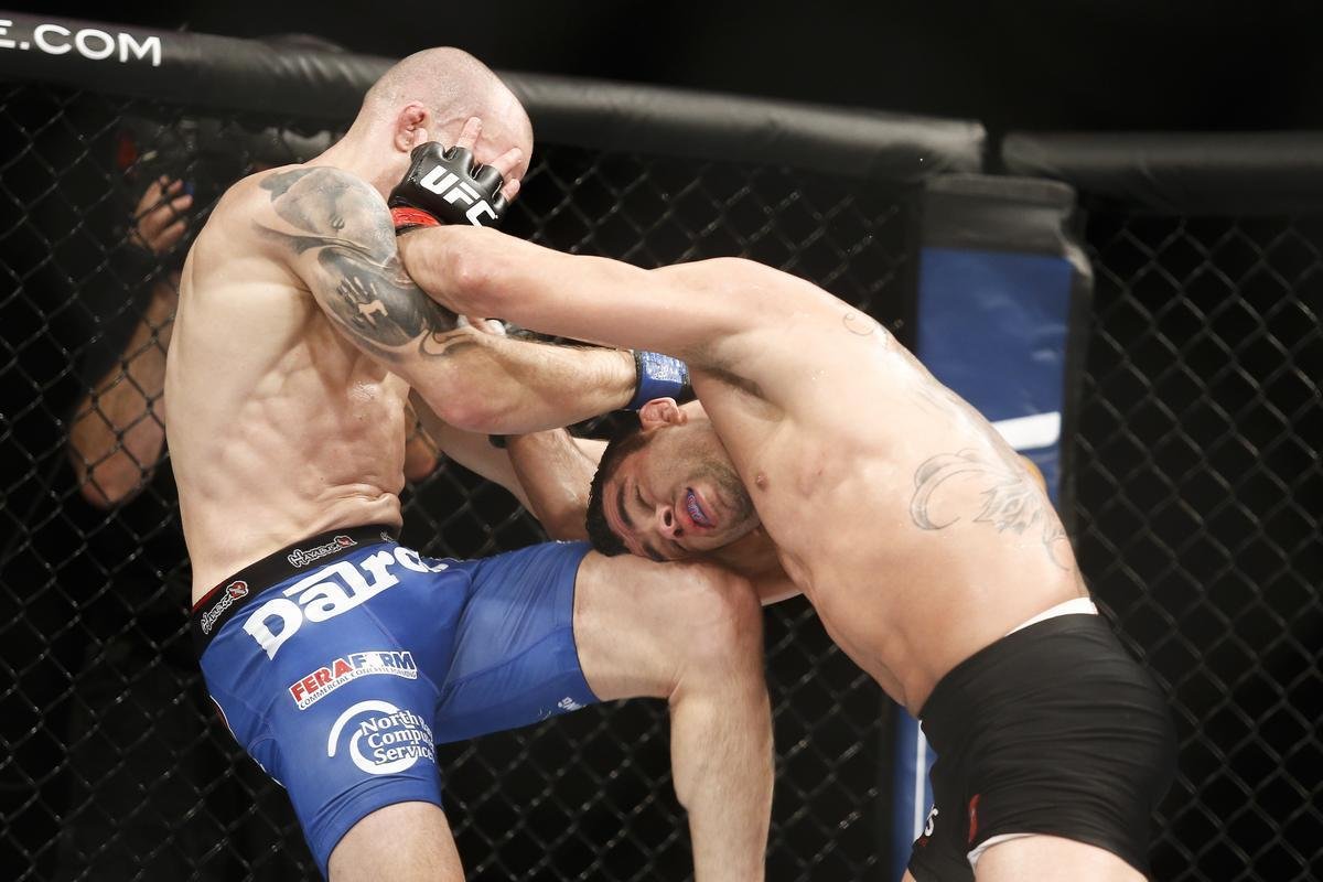 Imagens do UFC Fight Night 58, em Barueri - Renan Baro (bermuda preta) venceu Mitch Gagnon por finalizao aos 3m53s do terceiro round