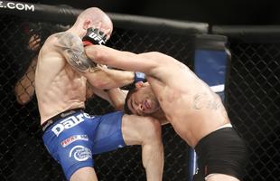 Imagens do UFC Fight Night 58, em Barueri - Renan Baro (bermuda preta) venceu Mitch Gagnon por finalizao aos 3m53s do terceiro round