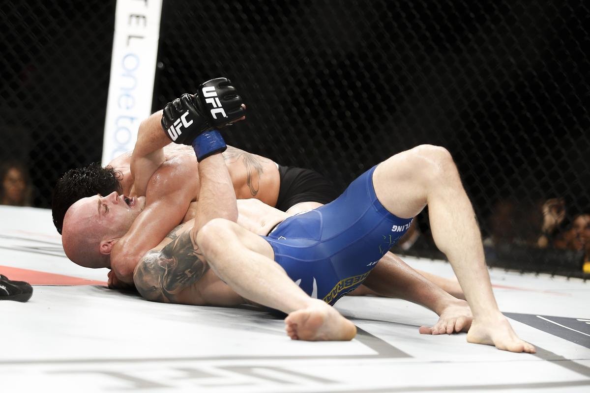 Imagens do UFC Fight Night 58, em Barueri - Renan Baro (bermuda preta) venceu Mitch Gagnon por finalizao aos 3m53s do terceiro round