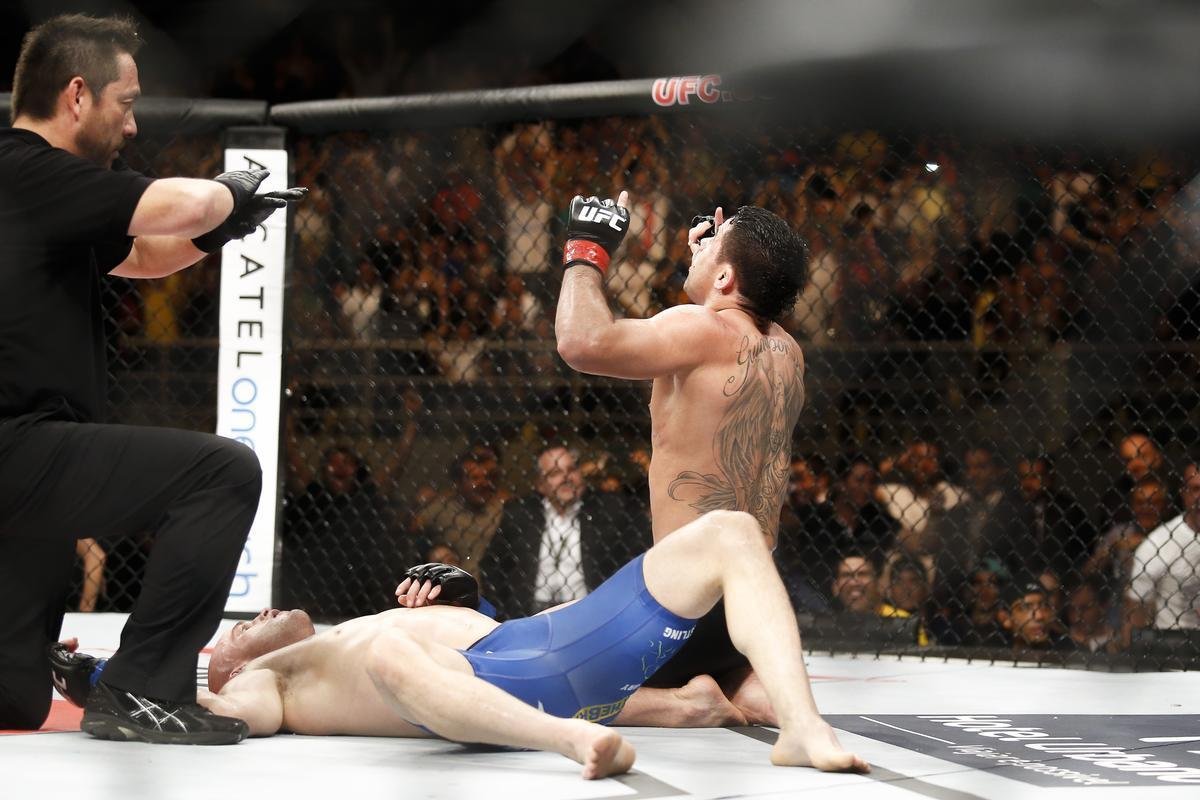 Imagens do UFC Fight Night 58, em Barueri - Renan Baro (bermuda preta) venceu Mitch Gagnon por finalizao aos 3m53s do terceiro round