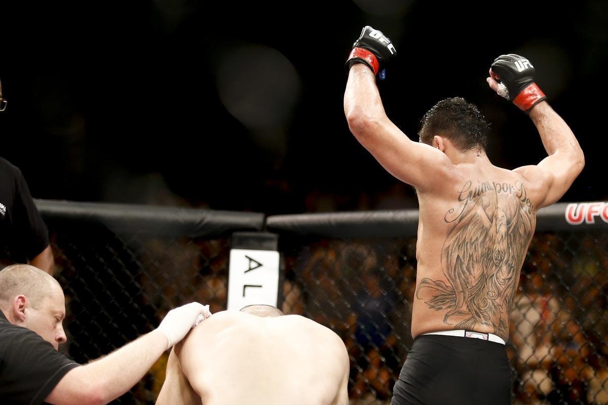 Imagens do UFC Fight Night 58, em Barueri - Renan Baro (bermuda preta) venceu Mitch Gagnon por finalizao aos 3m53s do terceiro round