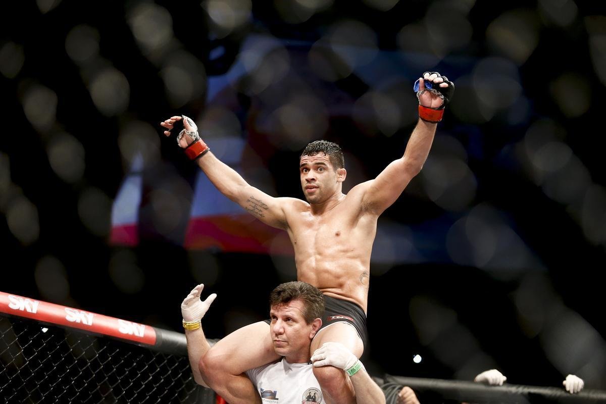 Imagens do UFC Fight Night 58, em Barueri - Renan Baro (bermuda preta) venceu Mitch Gagnon por finalizao aos 3m53s do terceiro round