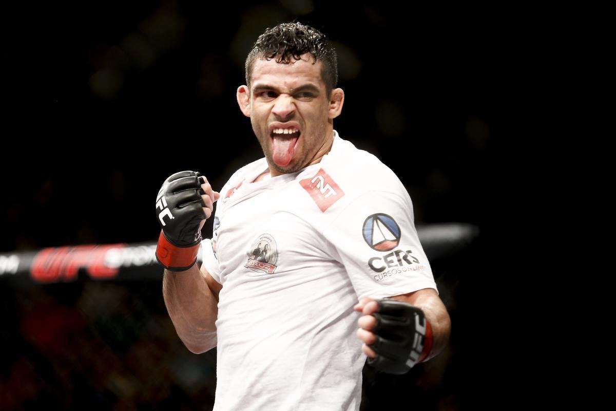 Imagens do UFC Fight Night 58, em Barueri - Renan Baro (bermuda preta) venceu Mitch Gagnon por finalizao aos 3m53s do terceiro round