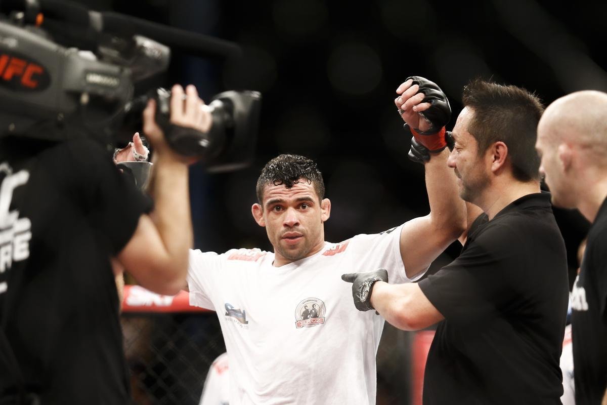 Imagens do UFC Fight Night 58, em Barueri - Renan Baro (bermuda preta) venceu Mitch Gagnon por finalizao aos 3m53s do terceiro round