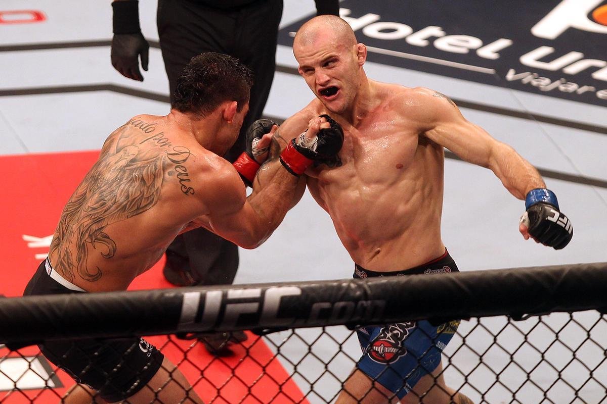 Imagens do UFC Fight Night 58, em Barueri - Renan Baro (bermuda preta) venceu Mitch Gagnon por finalizao aos 3m53s do terceiro round