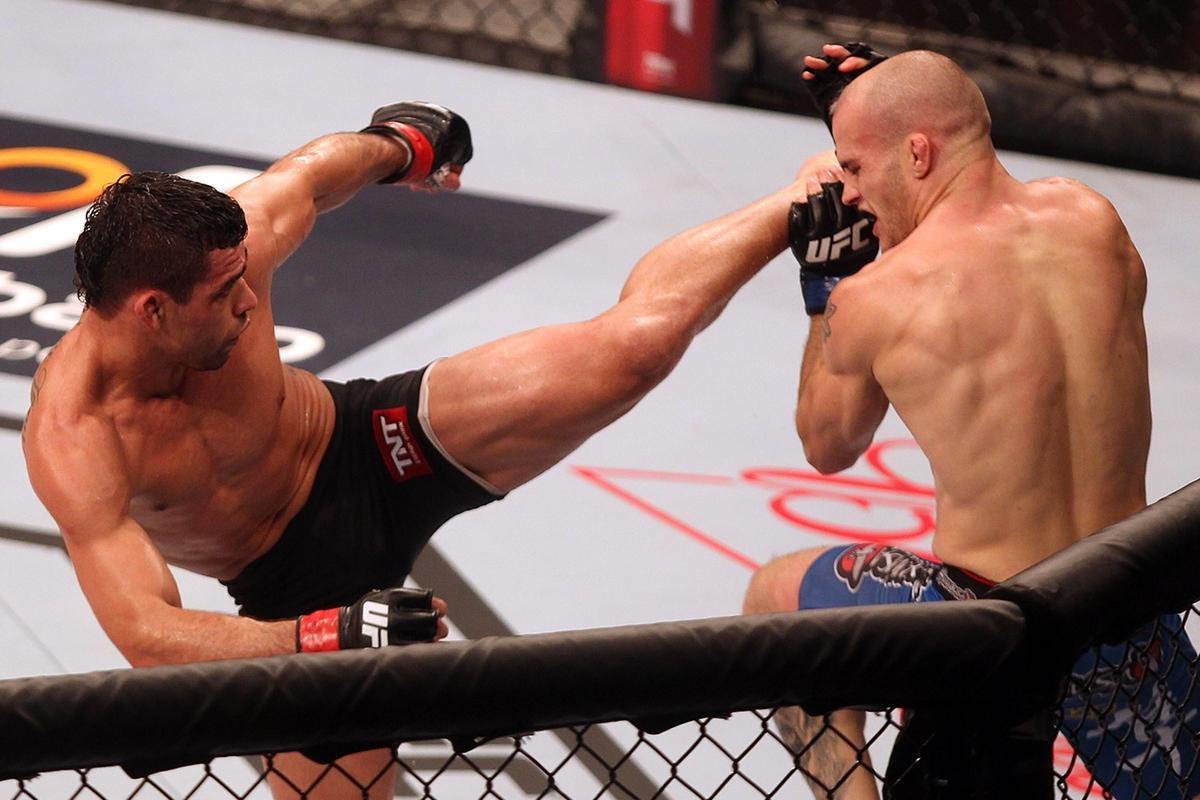 Imagens do UFC Fight Night 58, em Barueri - Renan Baro (bermuda preta) venceu Mitch Gagnon por finalizao aos 3m53s do terceiro round