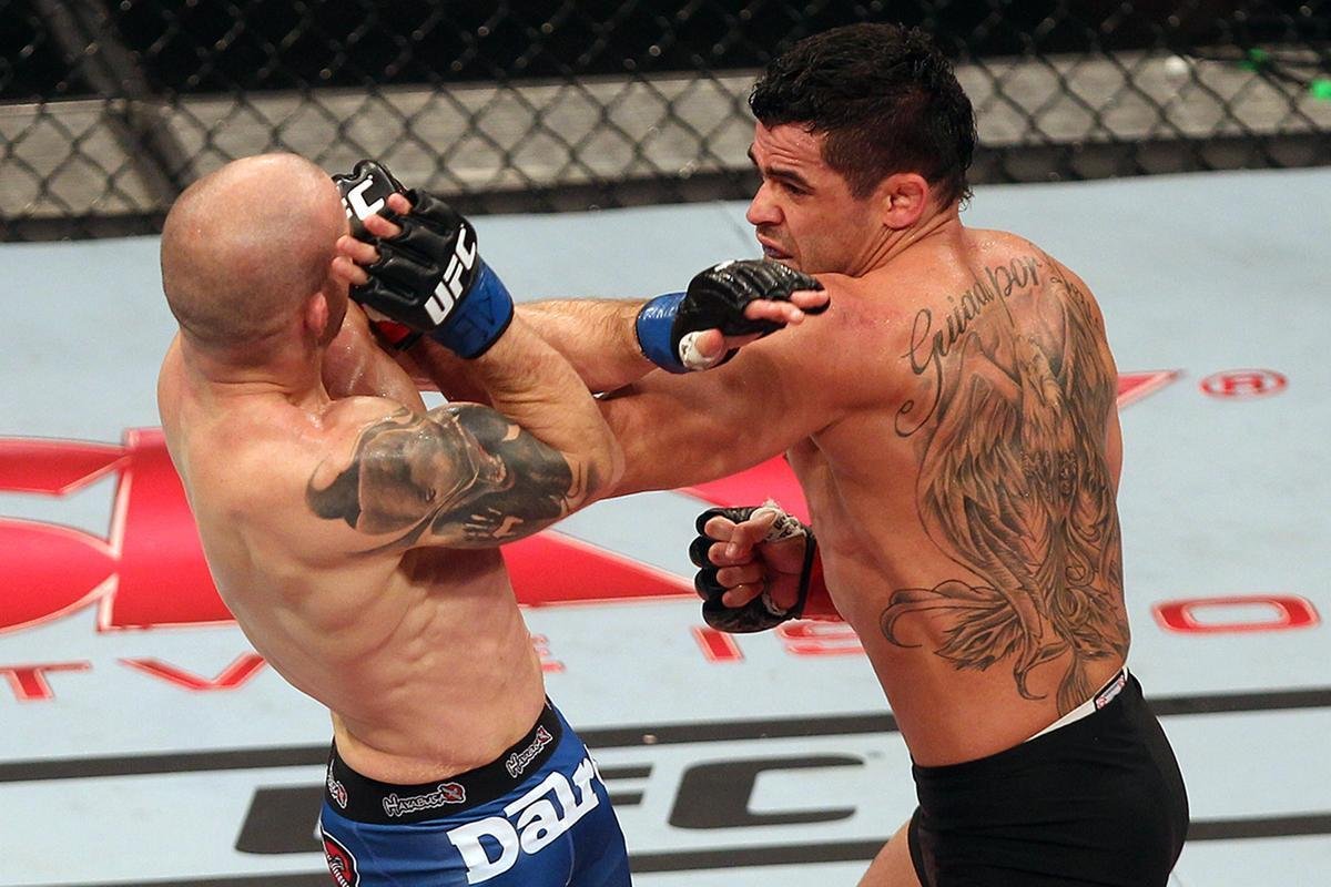 Imagens do UFC Fight Night 58, em Barueri - Renan Baro (bermuda preta) venceu Mitch Gagnon por finalizao aos 3m53s do terceiro round