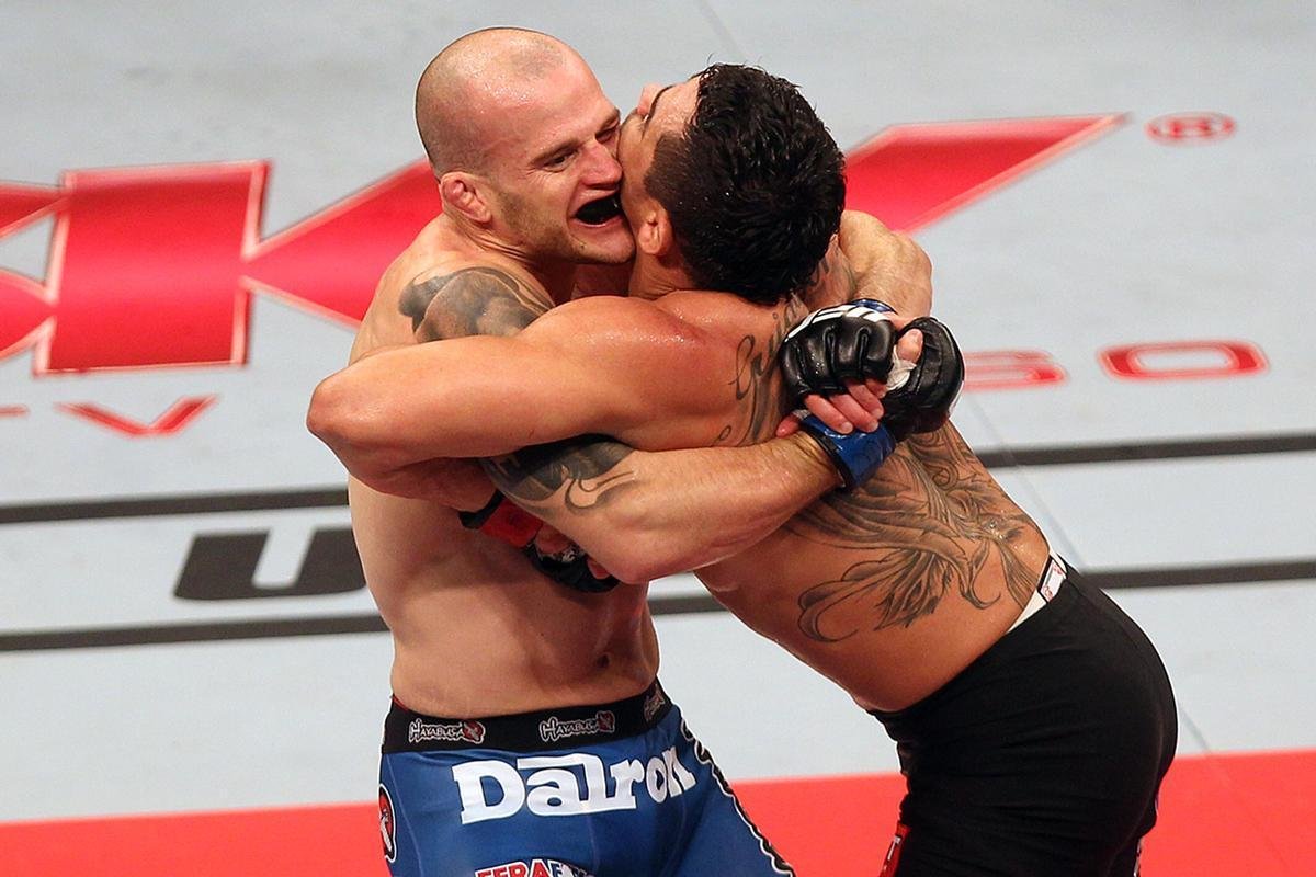 Imagens do UFC Fight Night 58, em Barueri - Renan Baro (bermuda preta) venceu Mitch Gagnon por finalizao aos 3m53s do terceiro round