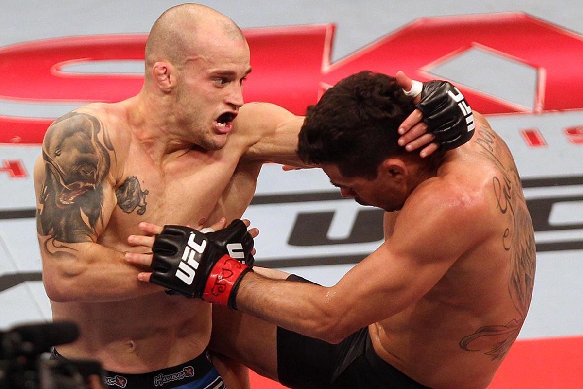 Imagens do UFC Fight Night 58, em Barueri - Renan Baro (bermuda preta) venceu Mitch Gagnon por finalizao aos 3m53s do terceiro round