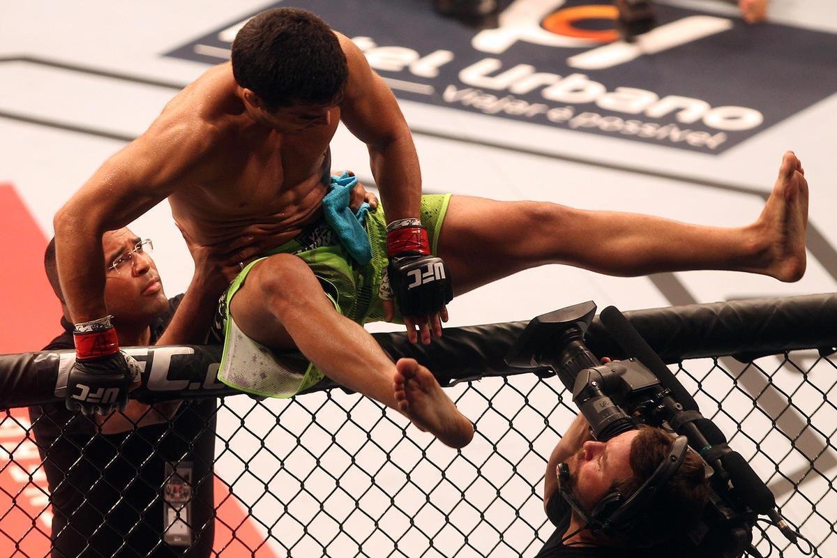 Imagens do UFC Fight Night 58, em Barueri - Lyoto Machida (bermuda verde) venceu CB Dollaway por nocaute tcnico aos 1m02s do primeiro round