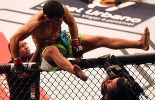 Imagens do UFC Fight Night 58, em Barueri - Lyoto Machida (bermuda verde) venceu CB Dollaway por nocaute tcnico aos 1m02s do primeiro round