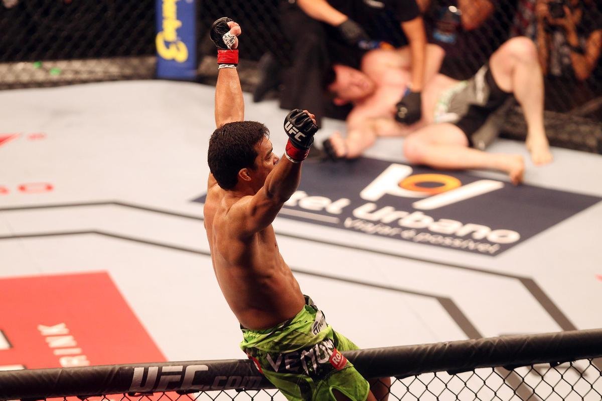 Imagens do UFC Fight Night 58, em Barueri - Lyoto Machida (bermuda verde) venceu CB Dollaway por nocaute tcnico aos 1m02s do primeiro round