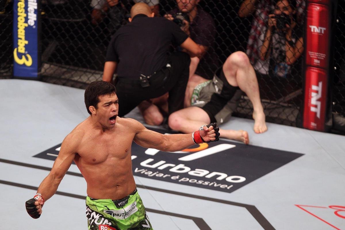 Imagens do UFC Fight Night 58, em Barueri - Lyoto Machida (bermuda verde) venceu CB Dollaway por nocaute tcnico aos 1m02s do primeiro round